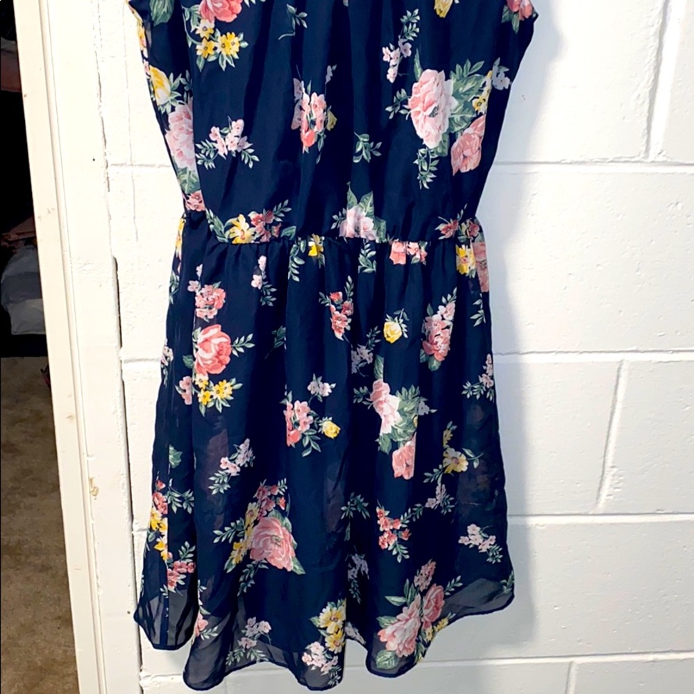 Floral navy blue dress🌸🌻 size M